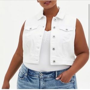 Torrid white demon cropped vest. Size 3